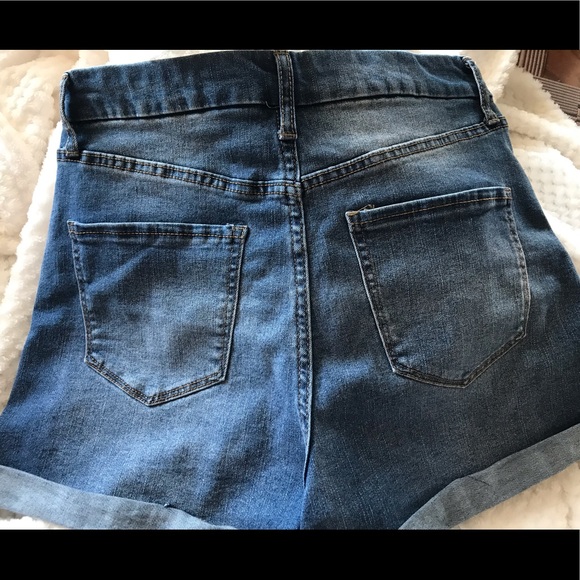 These are No boundaries, Stone wash denim shorts - Picture 3 of 5